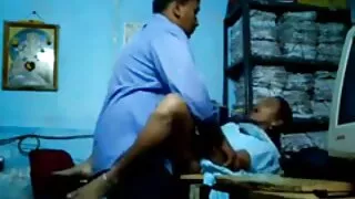Ta asub vahel jalad mees ja äärmuslik imeb tema suur kukk