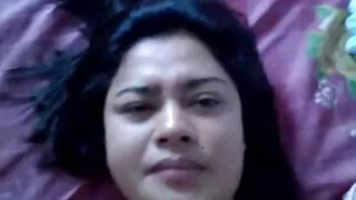 Ulakas bruna brunette sucks cock ja masturbates vagiina koos vibraator
