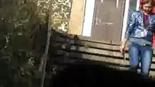 Noored tüdrukud originaal juuste värv voodis poiss