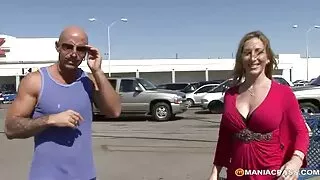 Super Se Milf Milf koos suured rinnad masturbates nukk