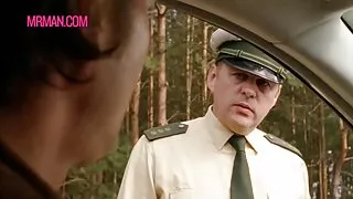 Ta läks autosse loodusesse ja poseerib seal selgesõnaliselt