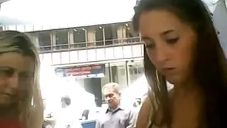 Brünett levib tema jalad ees Must mees ja fucks riskantne