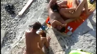 Ta näitas oma vennale oma palja tagumikku ja pani teda lummava seksi eest keerutama