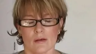 Tüdruk sunnitud andma sügavale suhu, et mees