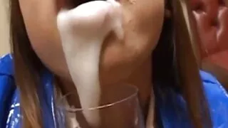 Tätoveeritud Coquette aastal sukad shoves dildo tema tuss oneb