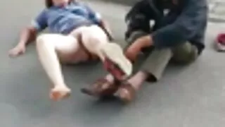 Ulakas emane masturbates ees peegel nukk