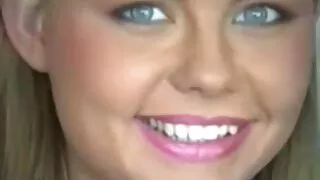 Blond kokku lepitud, et anda tüdruk kaamera ees karm viis