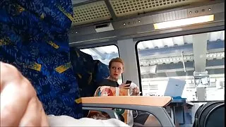 Küps blond levib tema jalad ja naudib fingering masturbatsioon