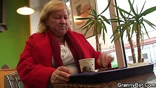 Kogenud massöör peseb tüdruk dušš ja hellitab voodi