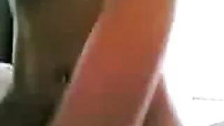 Tumedate juustega Suhu õnnelikult devouring tätoveeritud sõbra kukk