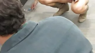 Tätoveeritud masseur mängib kliendi jalgevahe