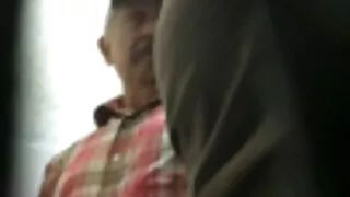 Magus tüdruk päikest rannas ja puudutab alasti keha