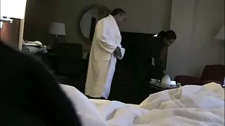 Tüdruk Suured tissid liigub seductively tagahoovis