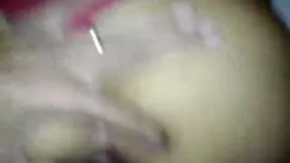 Ilus brünett fucks tuss koos suur mänguasi