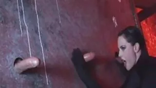 Noor brünett heitis diivanile pikali ja hellitas end aeglaselt jalgade vahel